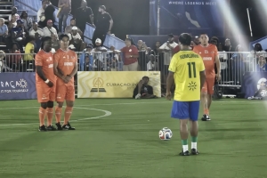 Na Corsou, Ronaldinho a ‘steal the show’ durante  Legends Tournament