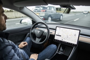 Hulanda a permiti autonan Tesla core ‘nan so’ riba caminda 