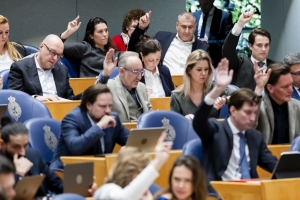 Debatenan den Tweede Kamer na Hulanda suspendi pa welga di ambtenaarnan