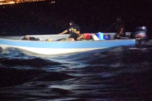 Wardacosta ta intercepta boto sospechoso drentando Aruba cu droga y 6 persona