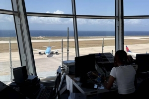 Gobierno hulandes teme pasashi di avion mas caro si nan bende parti den trafico aereo Caribe