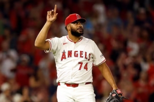 Kenley Jansen, pelotero di Corsou,a subi pa top 3 di saves den historia di MLB