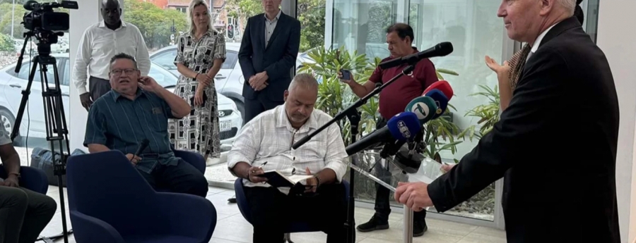 Van der Burg: Deseo pa sigui cu landspakket (Corsou), pero capacidad di ehecucion ta preocupante