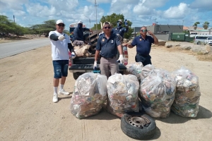 500 Boluntario ta limpia costa di Aruba: Tonelada di sushi a wordo colecta