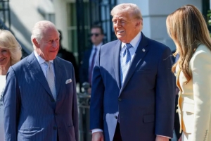 Rey Charles y Reina Camilla di Reino Uni  na Cas  Blanco den momento di tension internacional