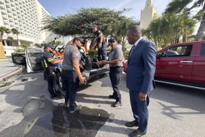 Awe mainta, polis y DTP a cuminsa piki e-step, y scooters riba caminda publico !