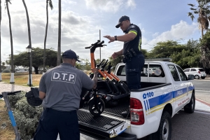Awe mainta, polis y DTP a cuminsa piki e-step, y scooters riba caminda publico !