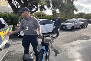 Awe mainta, polis y DTP a cuminsa piki e-step, y scooters riba caminda publico !