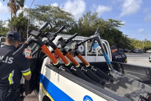 Awe mainta, polis y DTP a cuminsa piki e-step, y scooters riba caminda publico !