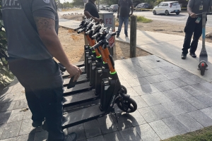 Awe mainta, polis y DTP a cuminsa piki e-step, y scooters riba caminda publico !