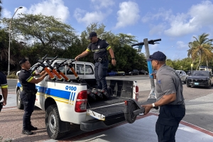 Awe mainta, polis y DTP a cuminsa piki e-step, y scooters riba caminda publico !