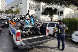 Awe mainta, polis y DTP a cuminsa piki e-step, y scooters riba caminda publico !