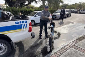 Awe mainta, polis y DTP a cuminsa piki e-step, y scooters riba caminda publico !