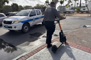 Awe mainta, polis y DTP a cuminsa piki e-step, y scooters riba caminda publico !