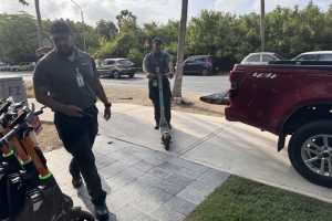 Awe mainta, polis y DTP a cuminsa piki e-step, y scooters riba caminda publico !
