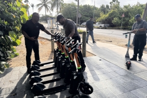 Awe mainta, polis y DTP a cuminsa piki e-step, y scooters riba caminda publico !