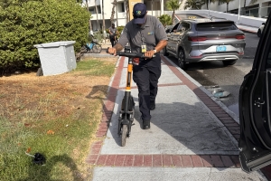 Awe mainta, polis y DTP a cuminsa piki e-step, y scooters riba caminda publico !