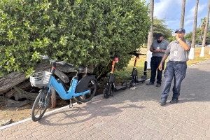 Awe mainta, polis y DTP a cuminsa piki e-step, y scooters riba caminda publico !