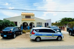  Polis a haci 3 detencion durante entrada hudicial y   confisca arma di candela y hopi droga