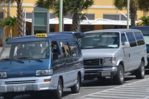 Sector di taxi na Corsou ta pidi gobierno pa sosten debi na costo halto di gasolin
