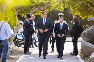 Gobernador a asisti na ceremonia pa esnan cu a perde nan bida durante guera 