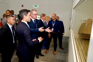 Aruba a mustra su aeropuerto digital y moderno na premier hulandes Rob Jetten