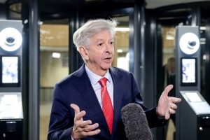 Ex minister Plasterk ta critica bishita extenso di Jetten na seis islanan di Reino   