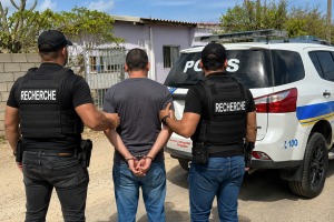 Recherche a detene yiu homber den caso di morto sospechoso na Calbas