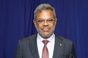 Prome Minister di St. Maarten ta confirma: Mayoria di doctor di cas no tin certificacion local