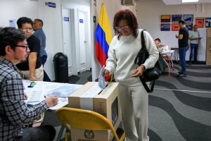 Colombia a bai vota den medio di ola di violencia y tension politico