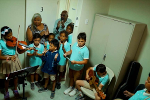Porta pa Harmonia ta mantene cultura Arubiano bibo cu musica di Dera Gay