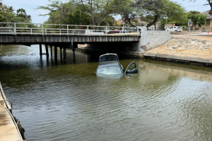 Auto di Gabinete di Gobernador a bay awa despues di accidente na Lagun