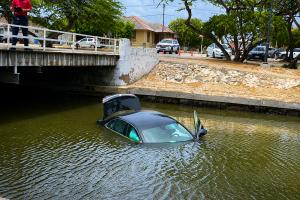 Auto di Gabinete di Gobernador a bay awa despues di accidente na Lagun