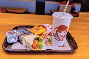 Wendy’s Aruba y Damian Pinas ta lansa “The Baba Yaga Combo”