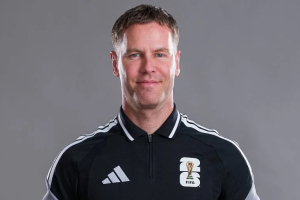 Arbitro naci na Corsou ta dirigi partido entre Paraguay y Merca di mundial di futbol