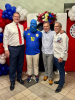 Gobernador di Aruba ta topa “Captain Blue Face” durante celebracion di 250 aña di independencia di Merca