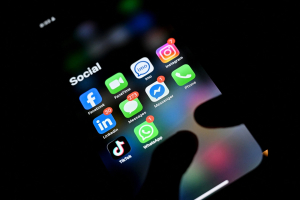 Segun estudio na Hulanda, social media ta wordo usa mas pa noticia, pero confianza ta keda abou