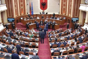 Aruba den medio di pelea verbal den Parlamento Albanes 