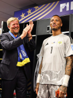 Rey Willem-Alexander a bishita seleccion di Corsou despues di wega contra Ecuador
