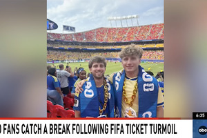 Dos fanatico mericano di Mundial ta ricibi invitacion VIP inespera di Prome Minister di Corsou