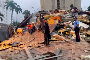  Dos poderoso temblor a sacudi Venezuela y varios edificio a cay na Caracas  