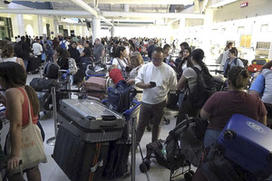 160 pasahero cu a keda pega na Corsou debi na temblor di Venezuela, a bolbe Spaña