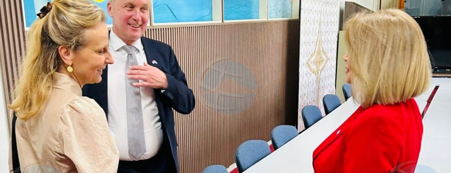 Van der Burg: “No tin reunion cu oposicion programa durante mi bishita na Aruba”
