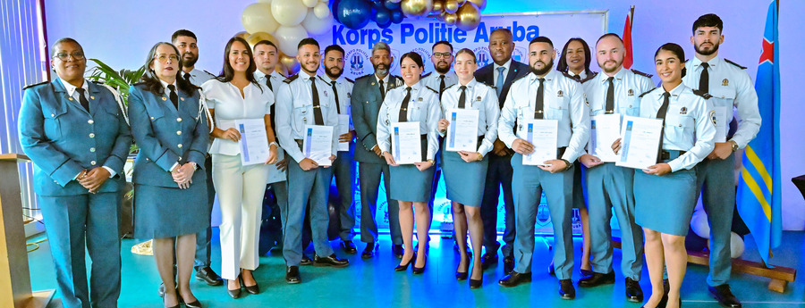 22 polis ta celebra logro di nan diploma