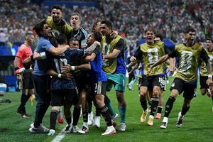 Argentina beats England to reach World Cup final