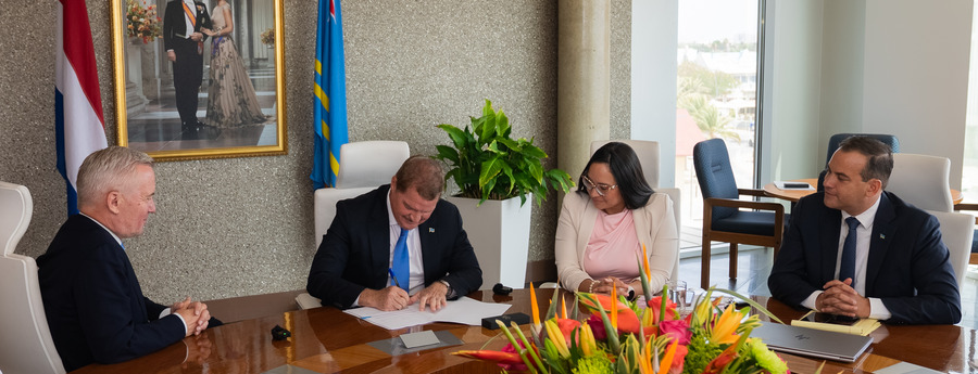 Minister President a firma plan pa reorganisacion di tereno di refinaderia di Aruba