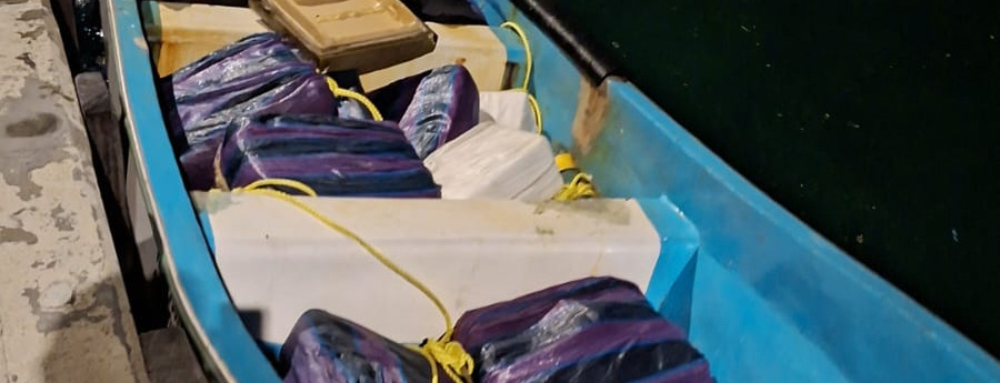  Boto cu 2 persona abordo y droga intercepta 