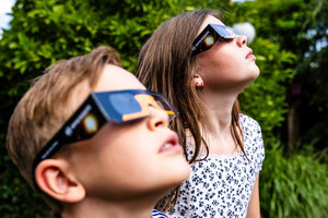 Docternan di wowo ta alerta: mira eclipse solamente cu proteccion corecto