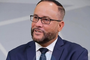 Mike de Meza ta evalua si ainda e kier bira minister