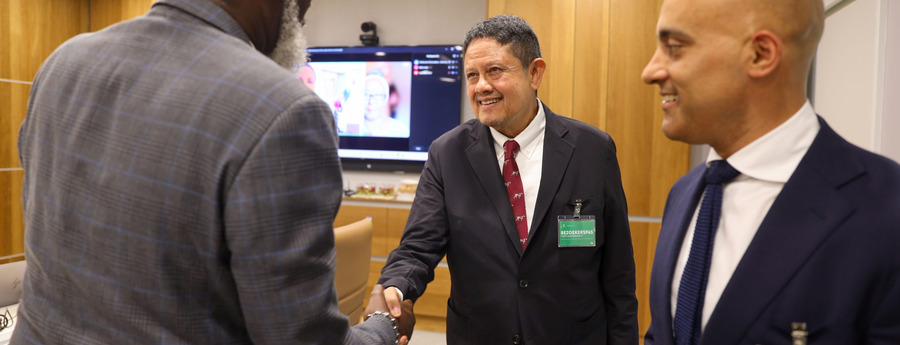 Arubiano Sjiem Fat den comision di deficit democratico reuni cu Gobierno di Corsou